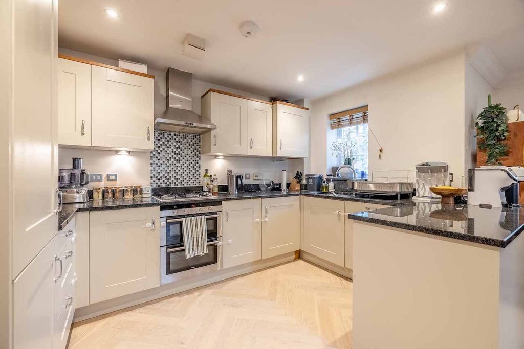 Additional image 6 of 2 bed flat for salePackhorse Road, Gerrards Cross SL9