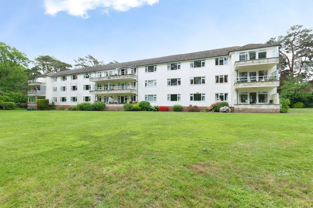 3 bed flat for saleAldridge Road, Ferndown BH22