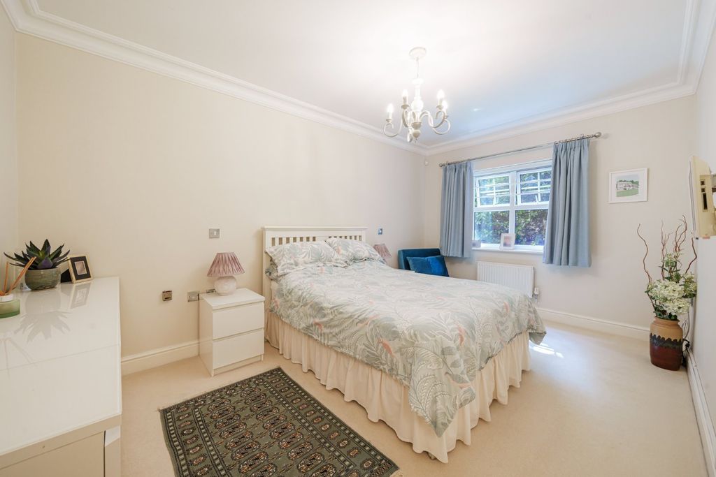 Additional image 6 of 2 bed flat for saleCrompton Hall, South Park, Gerrards Cross, Buckinghamshire SL9