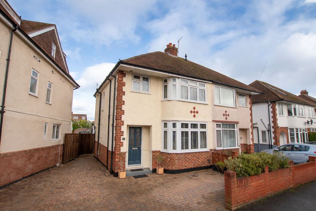 3 bed semi-detached house for saleByrefield Road, Guildford GU2