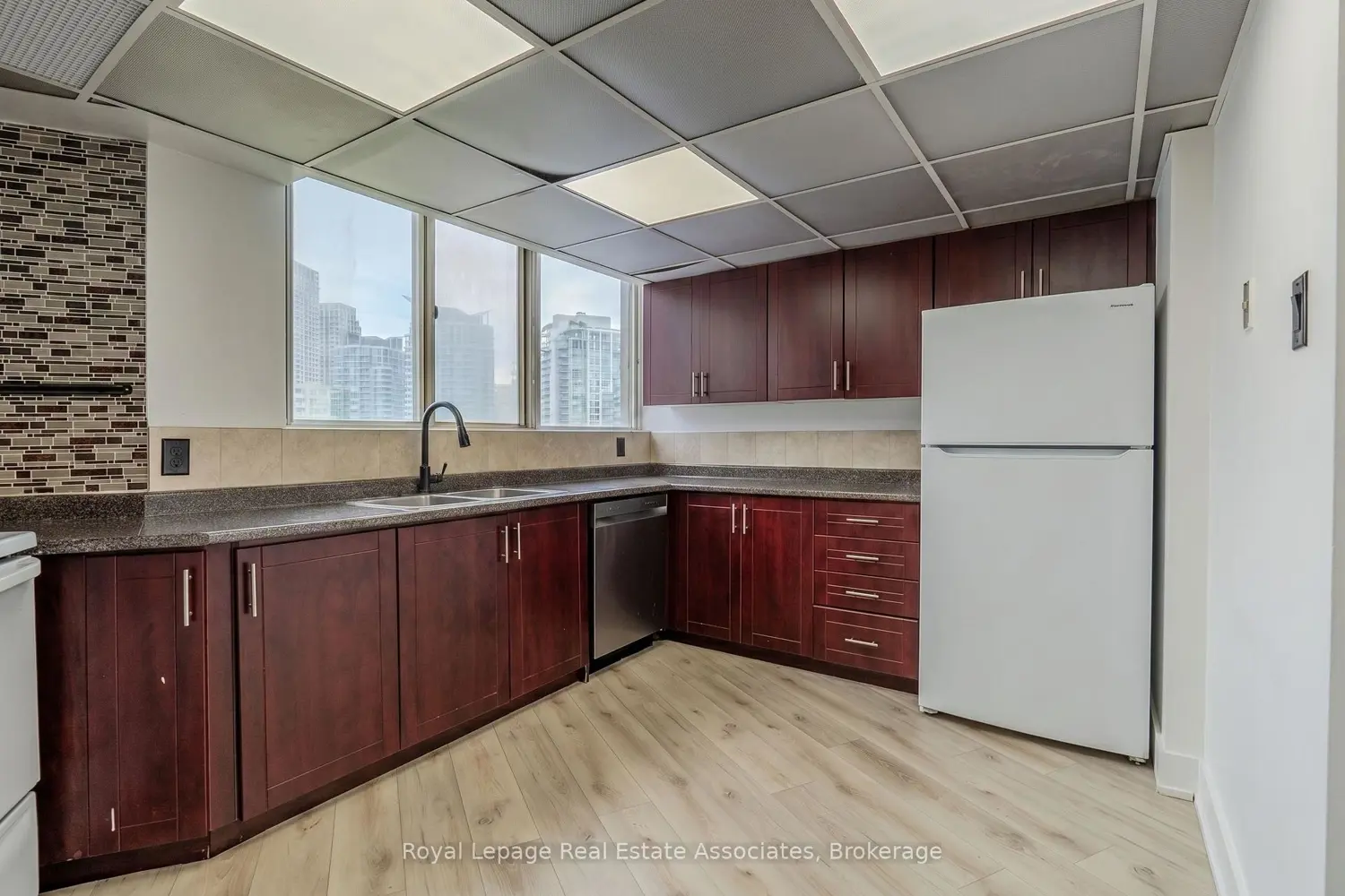 3695 Kaneff Crescent 1602 photo 4