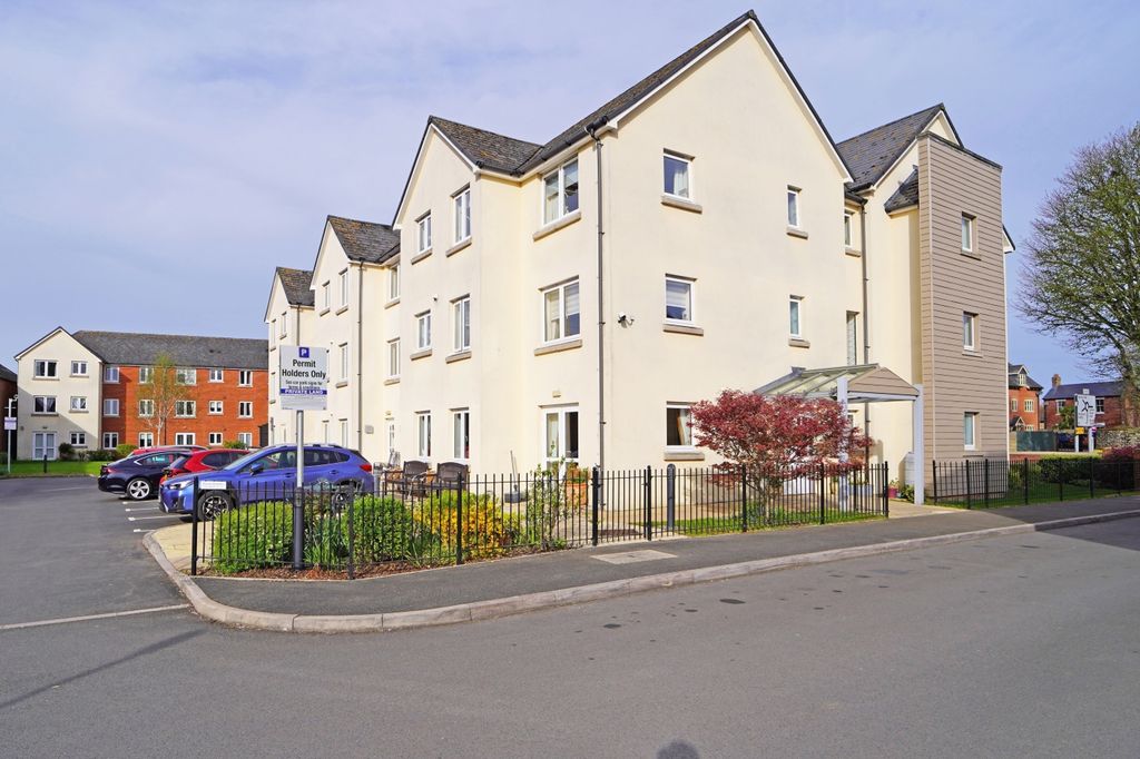 2 bed flat for saleCobbett Court, Highworth SN6