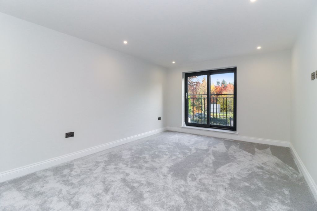 Additional image 9 of 2 bed flat for saleLower House, Gerrards Cross SL9