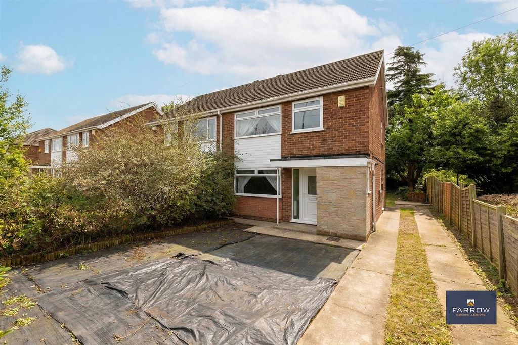 3 bed semi-detached house for saleSt. Nicholas Drive, Grimsby DN37