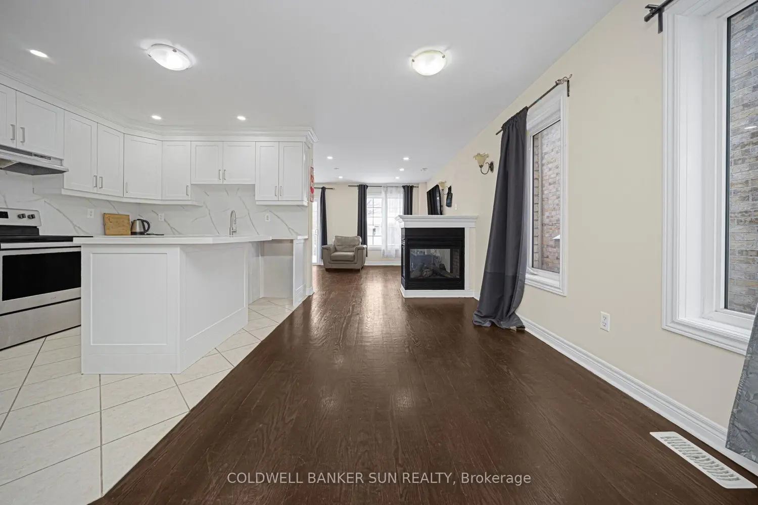 146 Crystalview Crescent photo 3