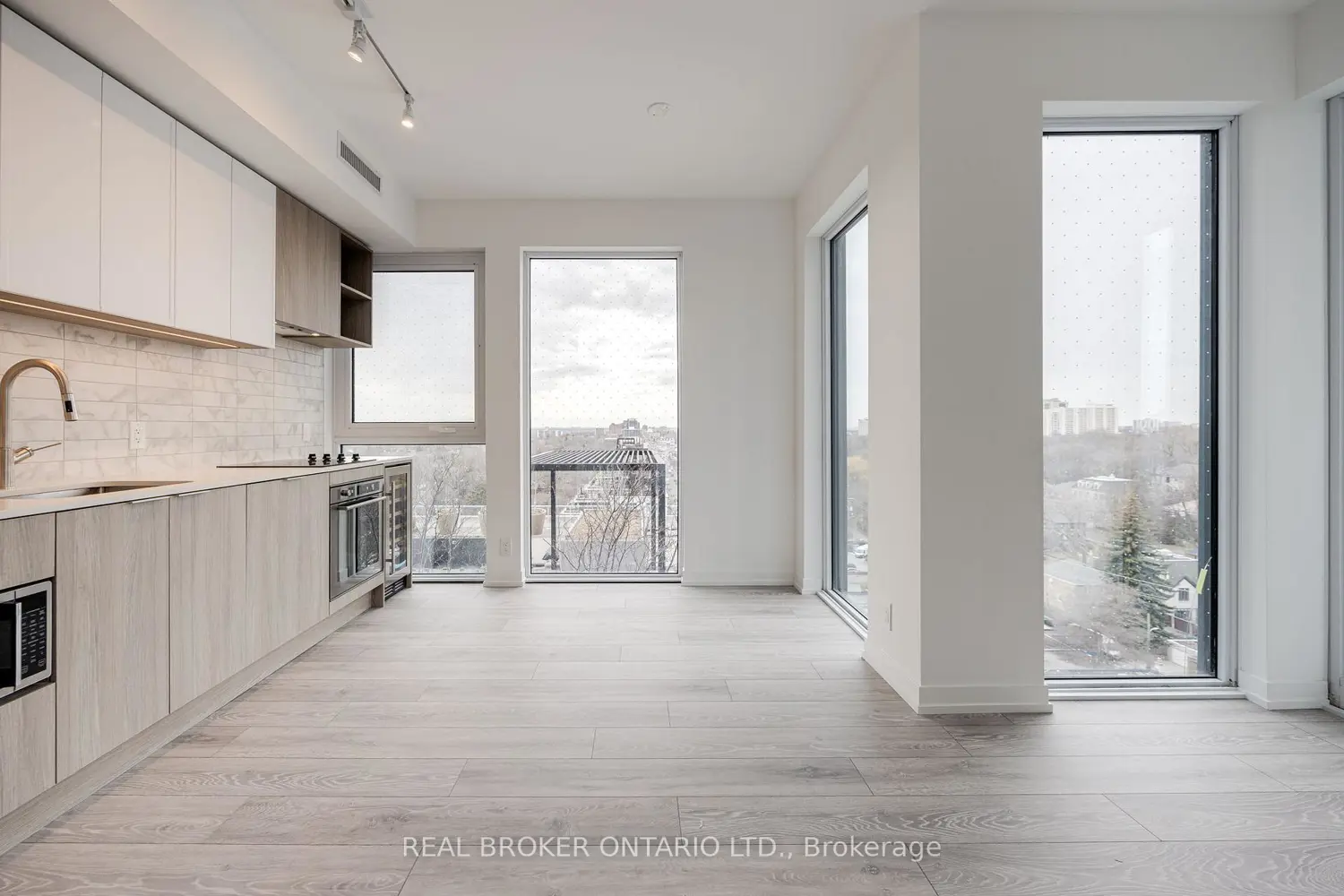 2020 Bathurst Street 1106 photo 3