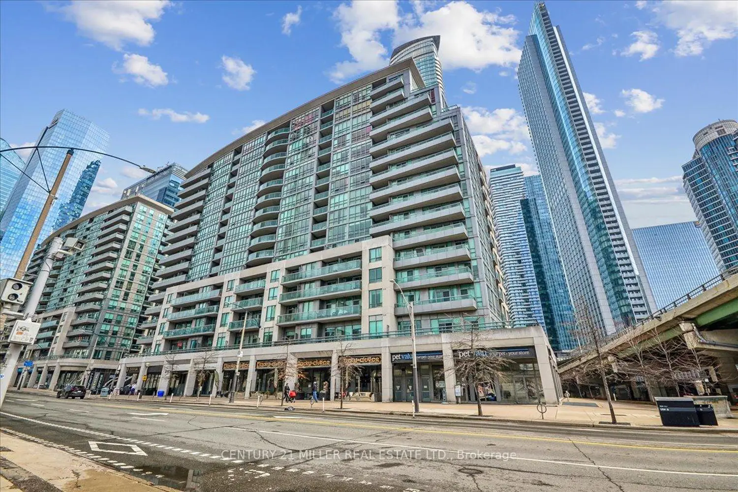 25 Lower Simcoe Street 326