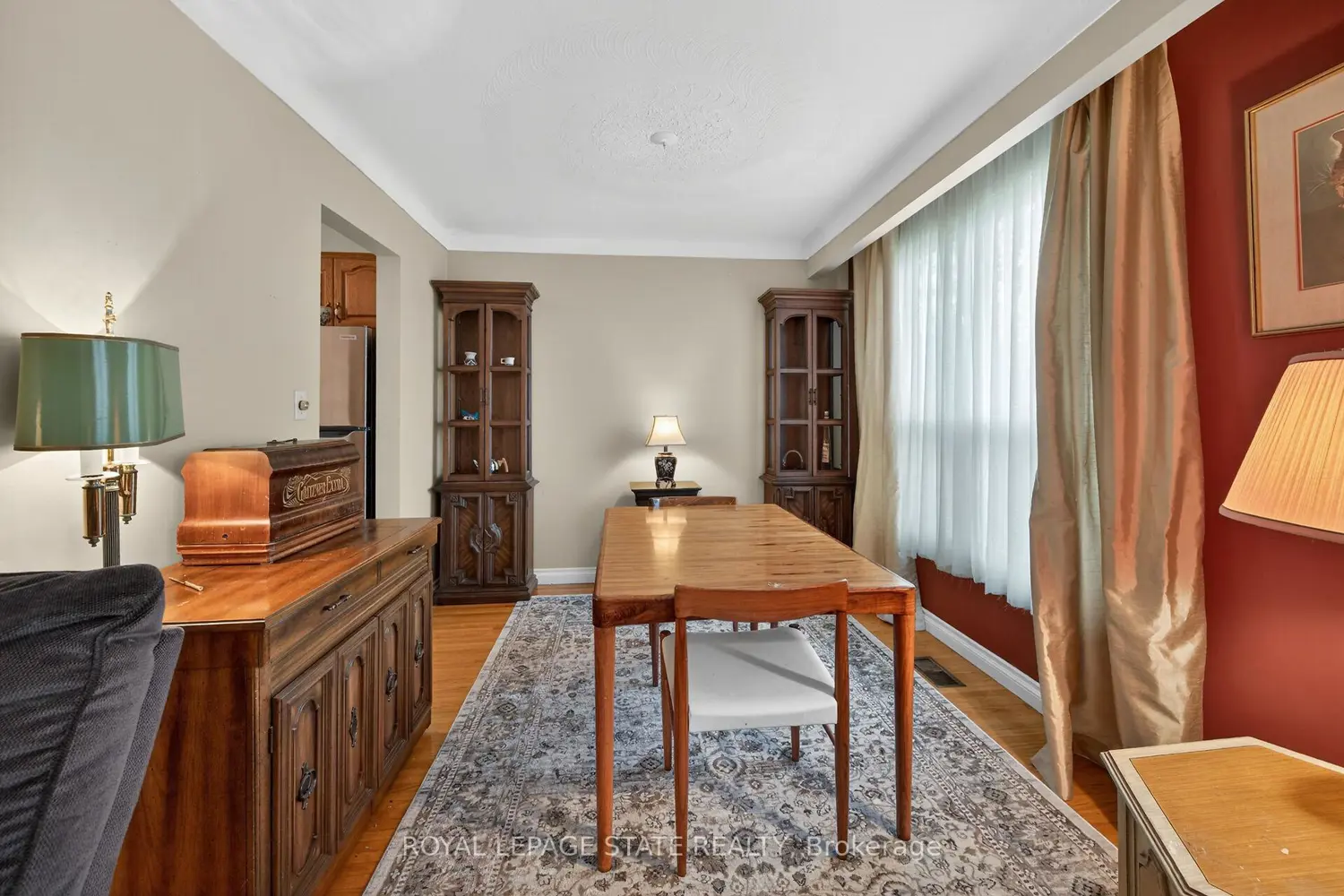 582 Woodview Road photo 3