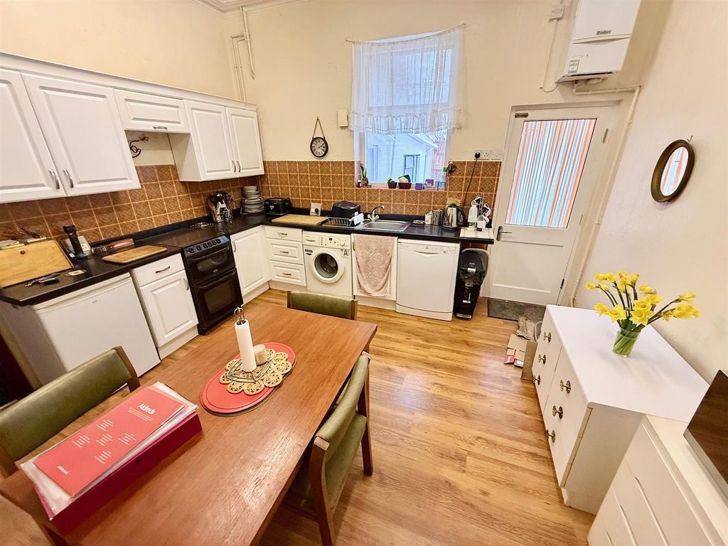 Additional image 3 of 4 bed flat for saleRegent Road, Great Yarmouth NR30