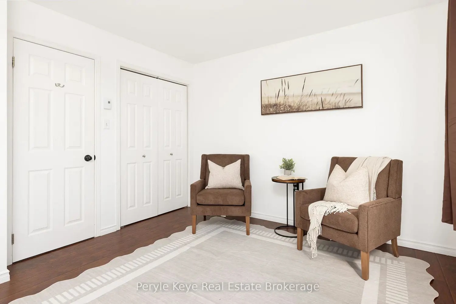 1042 Hillside Crescent photo 2