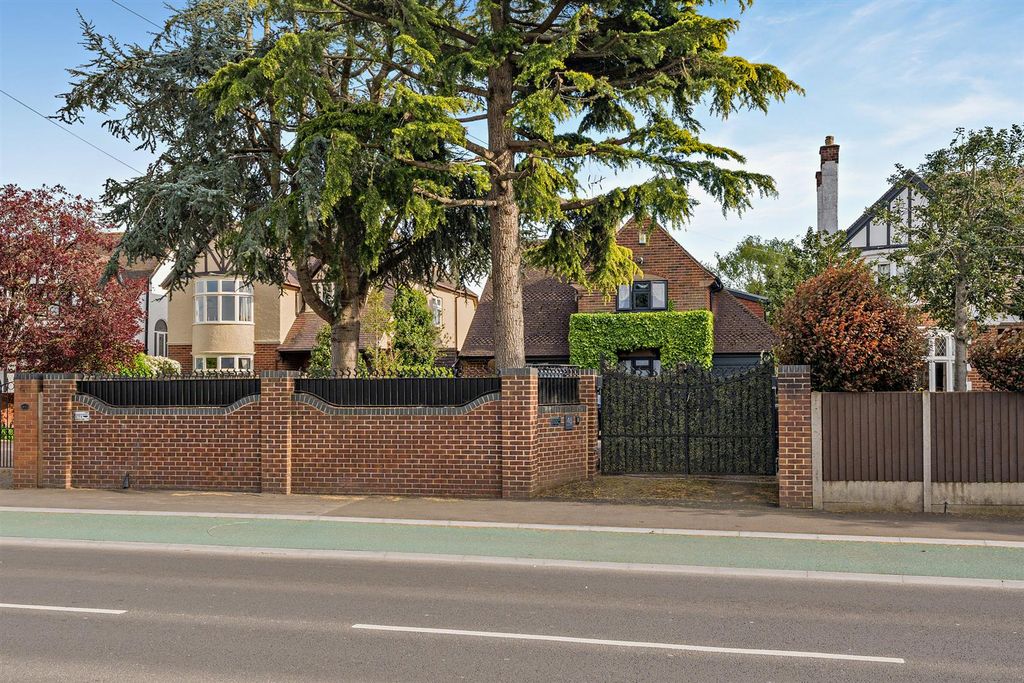 3 bed detached house for saleCheltenham Road, Longlevens, Gloucester GL2