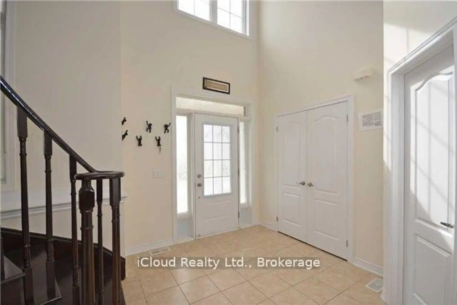 668 Armstrong Road photo 2