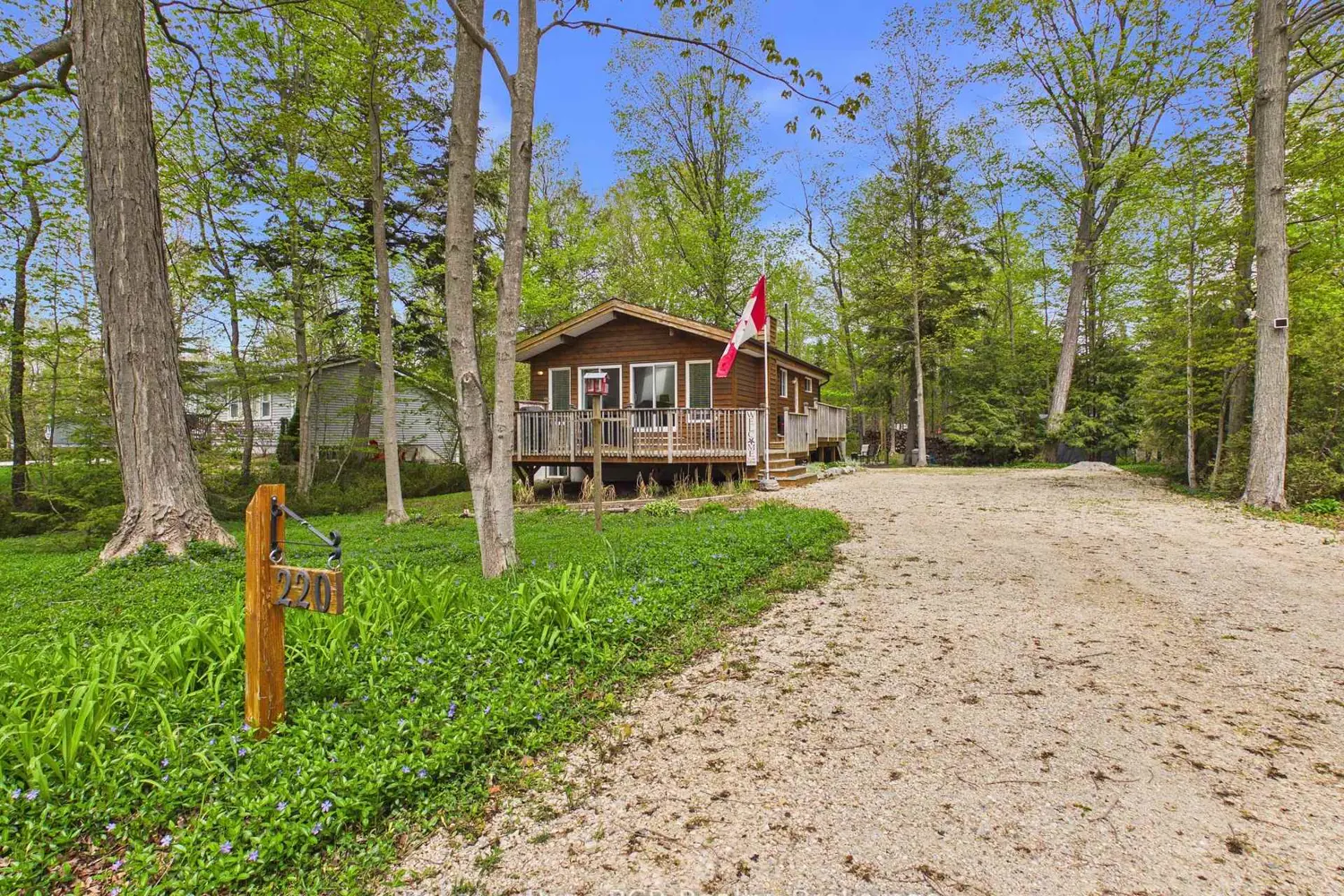 220 Shadywood Crescent