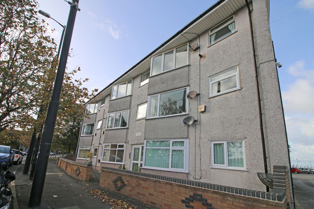 2 bed flat for saleLyndale Court, Fleetwood FY7