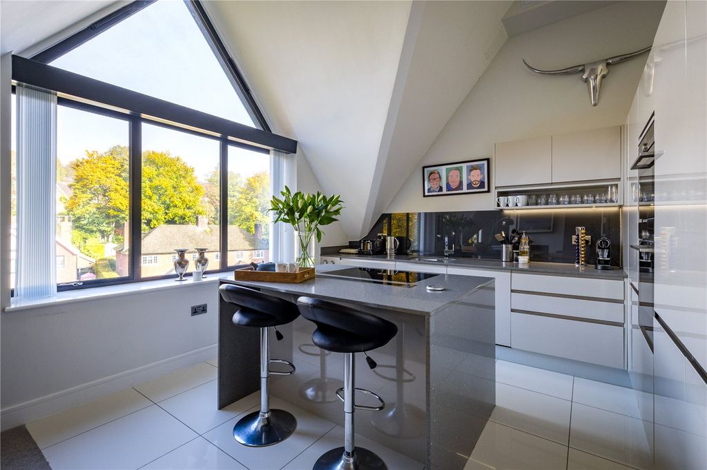 2 bed flat for saleChestnut Avenue, Guildford, Surrey GU2 photo 3