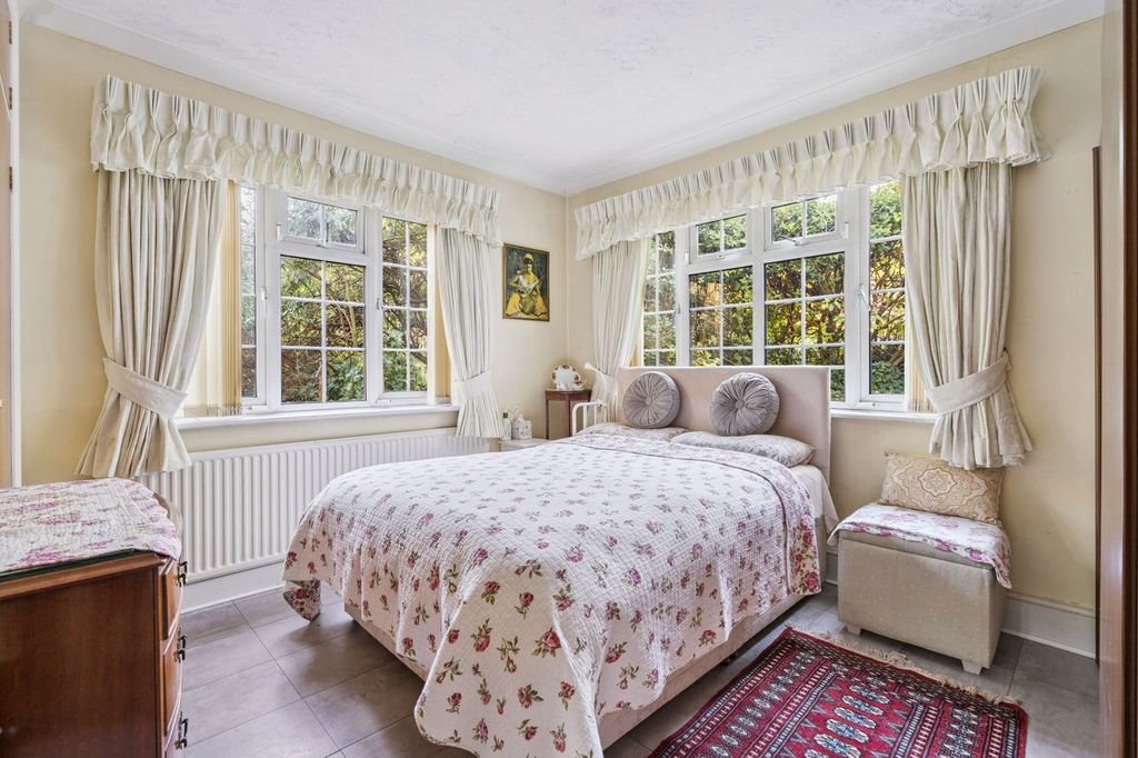 Additional image 9 of 3 bed flat for saleAmersham Road, Gerrards Cross SL9