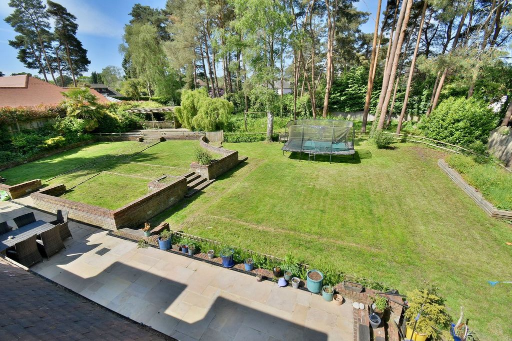 5 bed detached house for saleFerndown BH22 photo 2