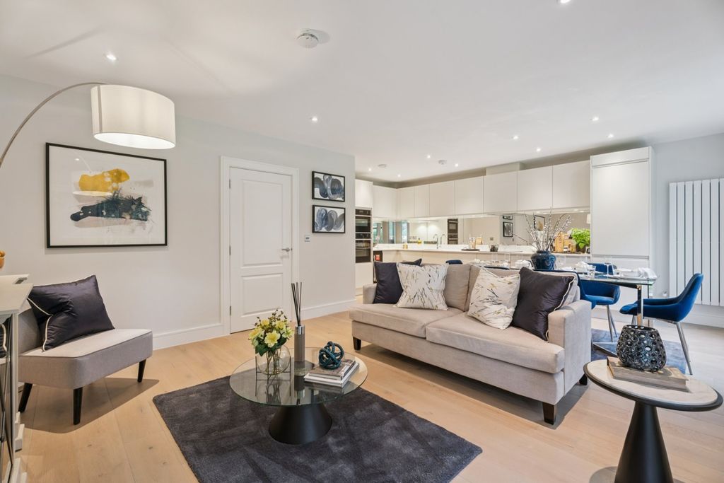 Additional image 4 of 2 bed flat for salePackhorse Road, Gerrards Cross, Buckinghamshire SL9