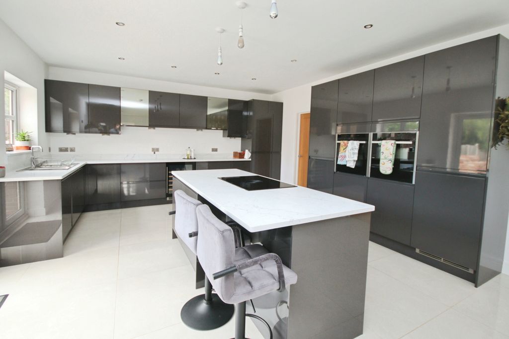 4 bed detached house for salePadmoor Lane, Upton DN21 photo 3
