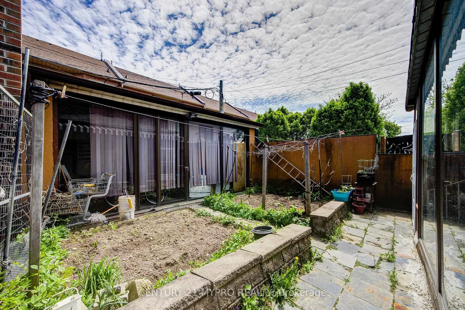 211 Bellwoods Avenue