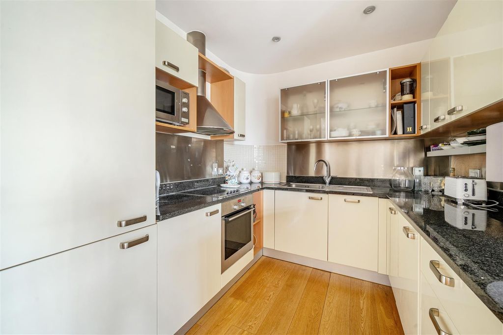 2 bed flat for saleTrinity Gate, Epsom Road, Guildford GU1 photo 2