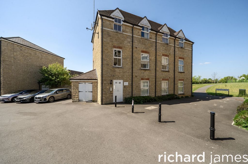 2 bed flat for saleTruscott Avenue, Redhouse, Swindon SN25