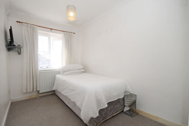 3 bed terraced house for saleCostons Lane, Greenford UB6 photo 5