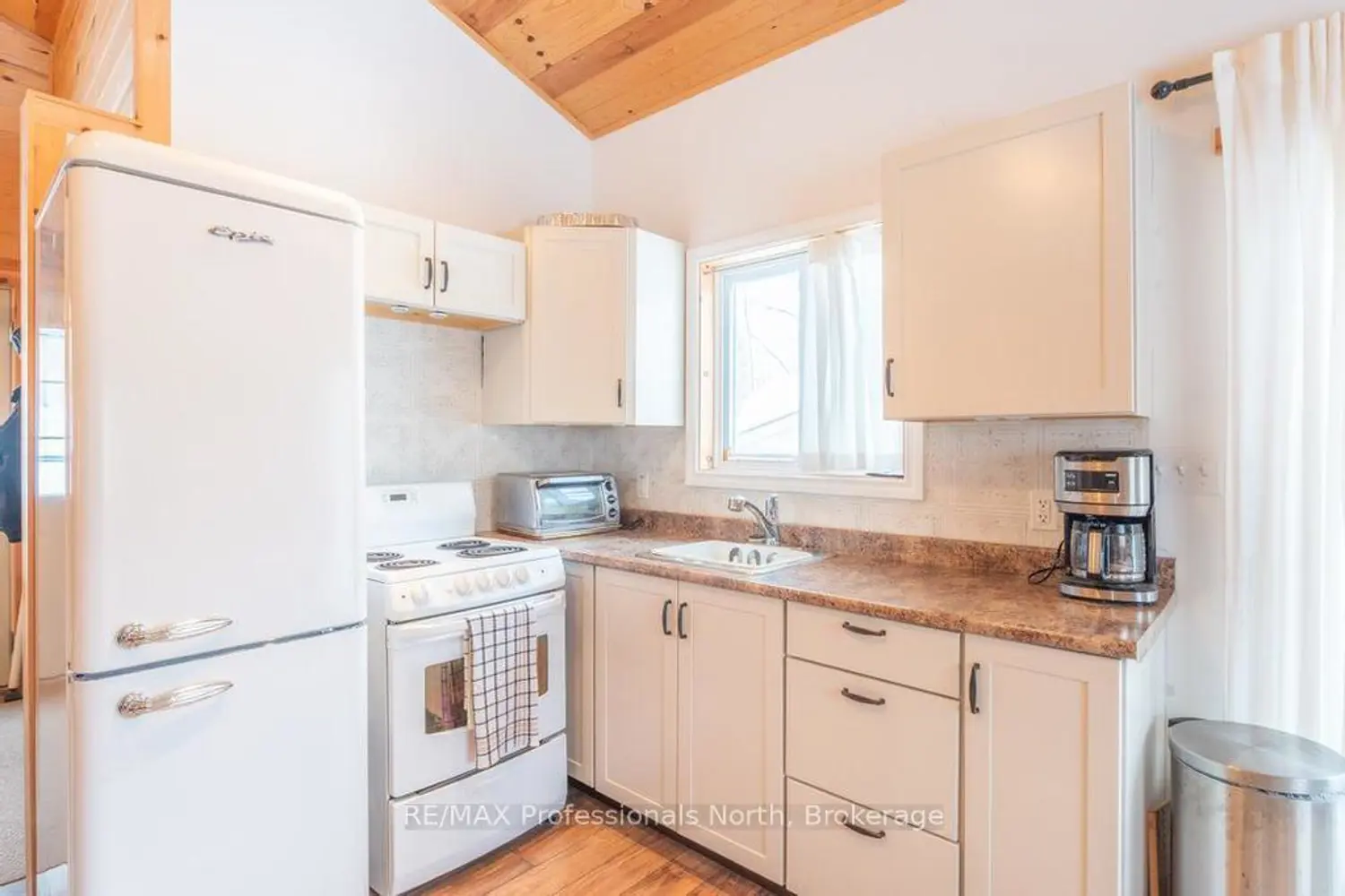 1145 Chelsea Lane photo 3