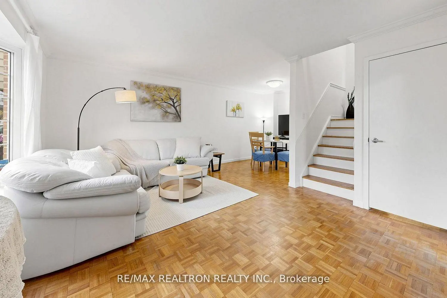 135 Avenue Road photo 4