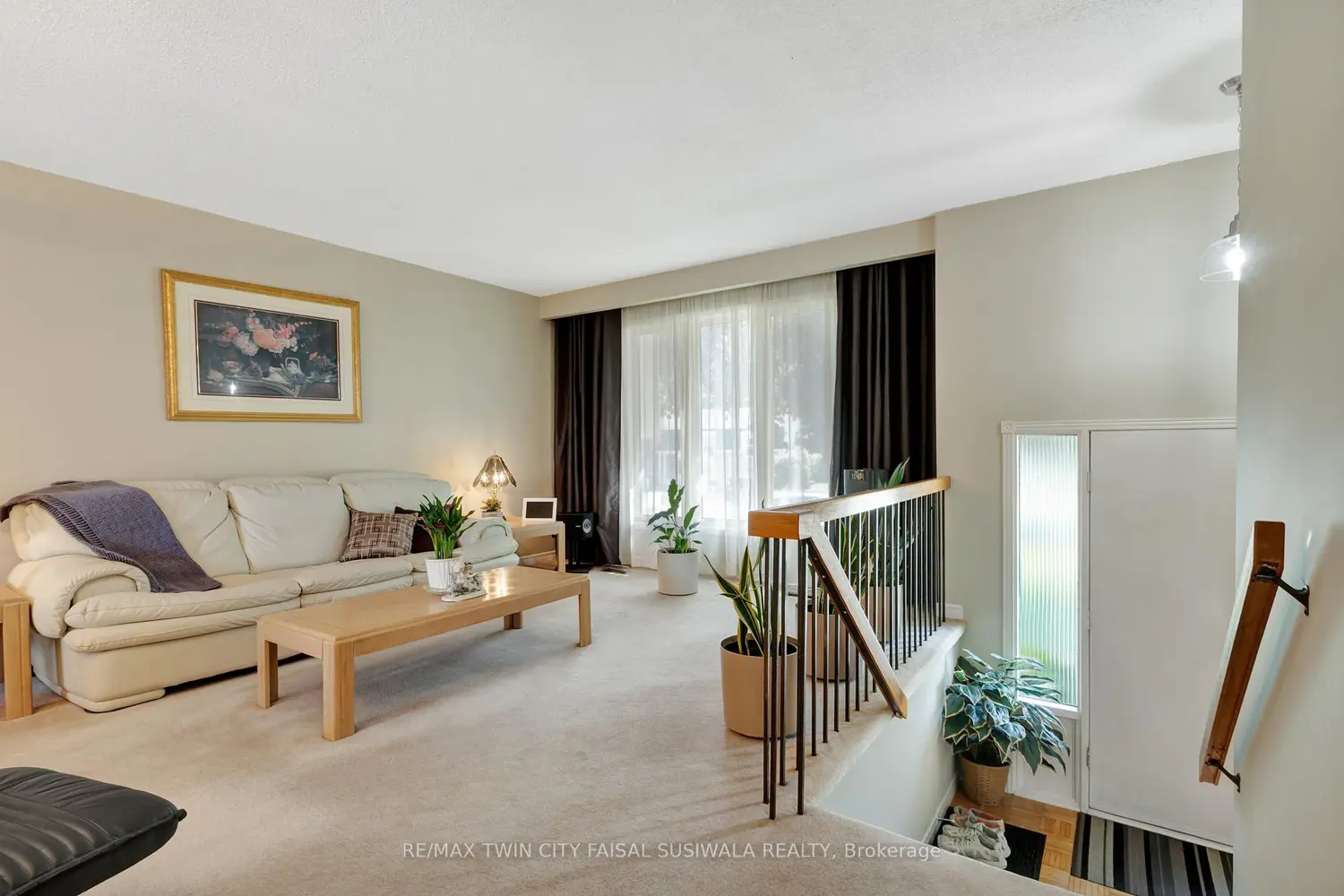 224 Erindale Crescent photo 5