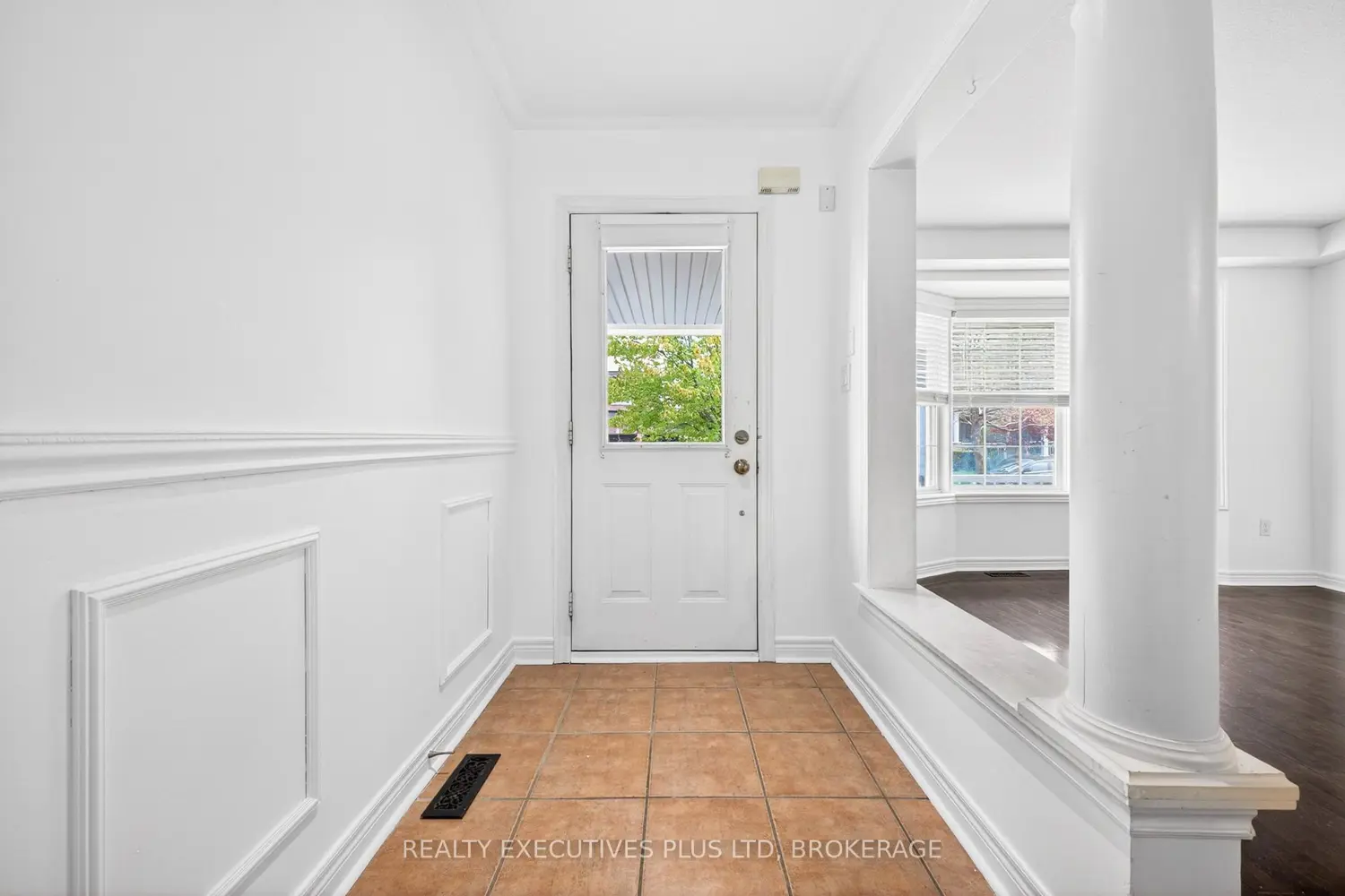 389 Wright Crescent photo 2