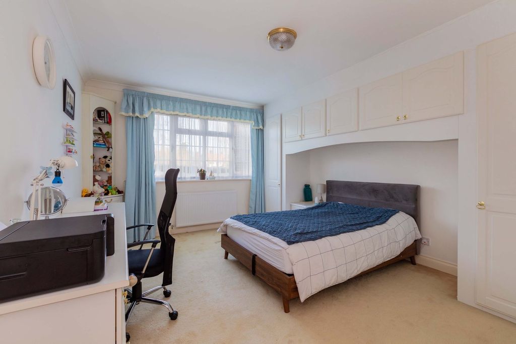 Additional image 4 of 3 bed flat for saleOak End Way, Gerrards Cross SL9