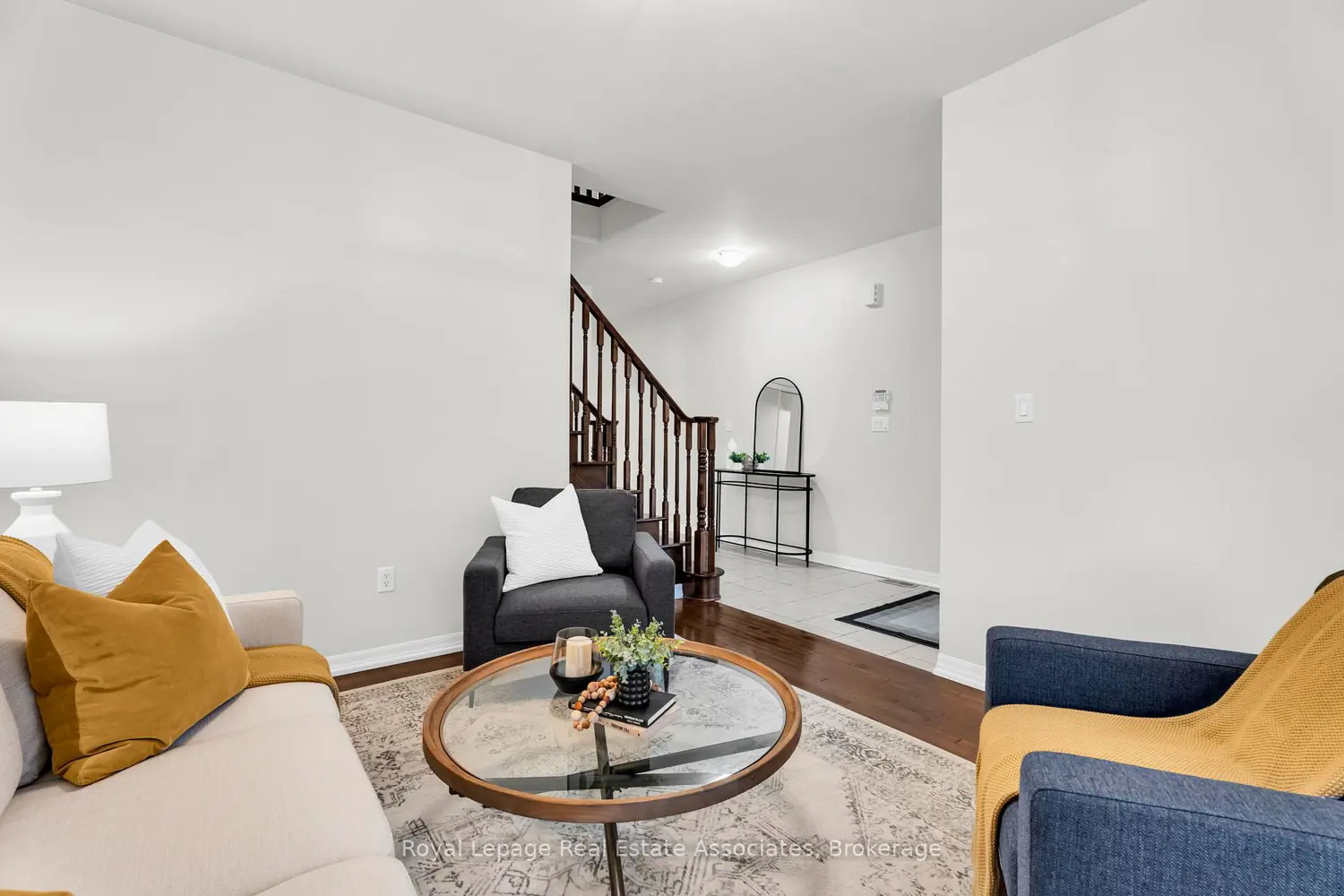 879 Etherington Way photo 2