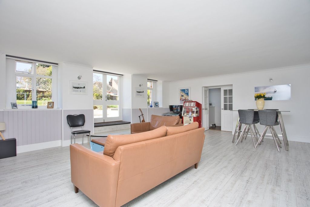2 bed flat for saleThe Leas, Folkestone CT20 photo 3