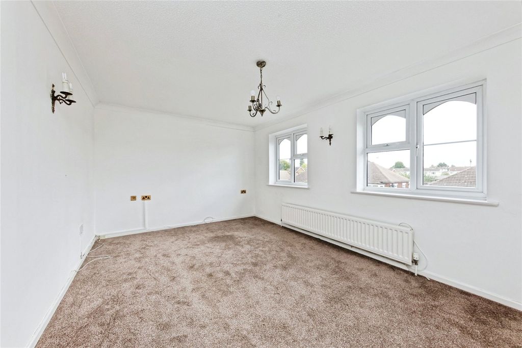 2 bed flat for salePark Court (Faversham), Faversham ME13 photo 2
