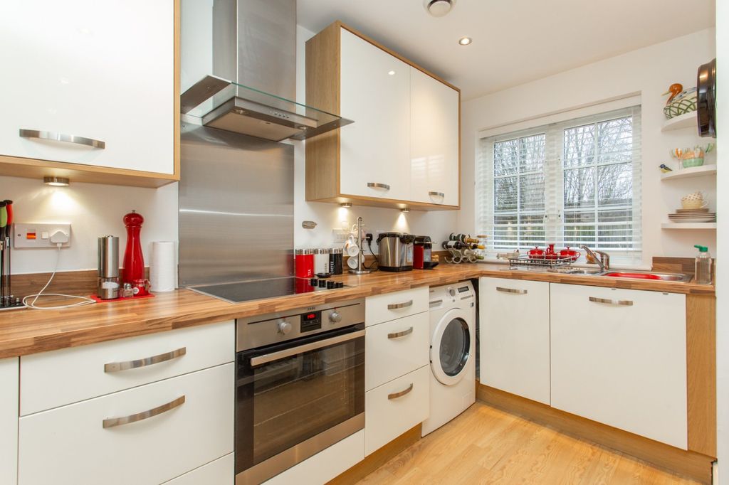 2 bed flat for saleLakeside Avenue, Faversham, Kent ME13 photo 3