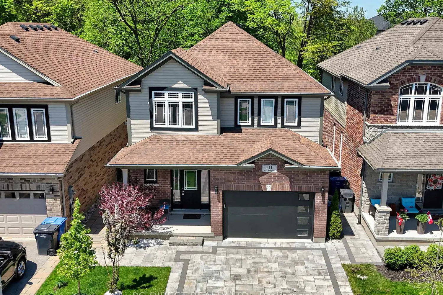 111 Ambrous Crescent photo 2