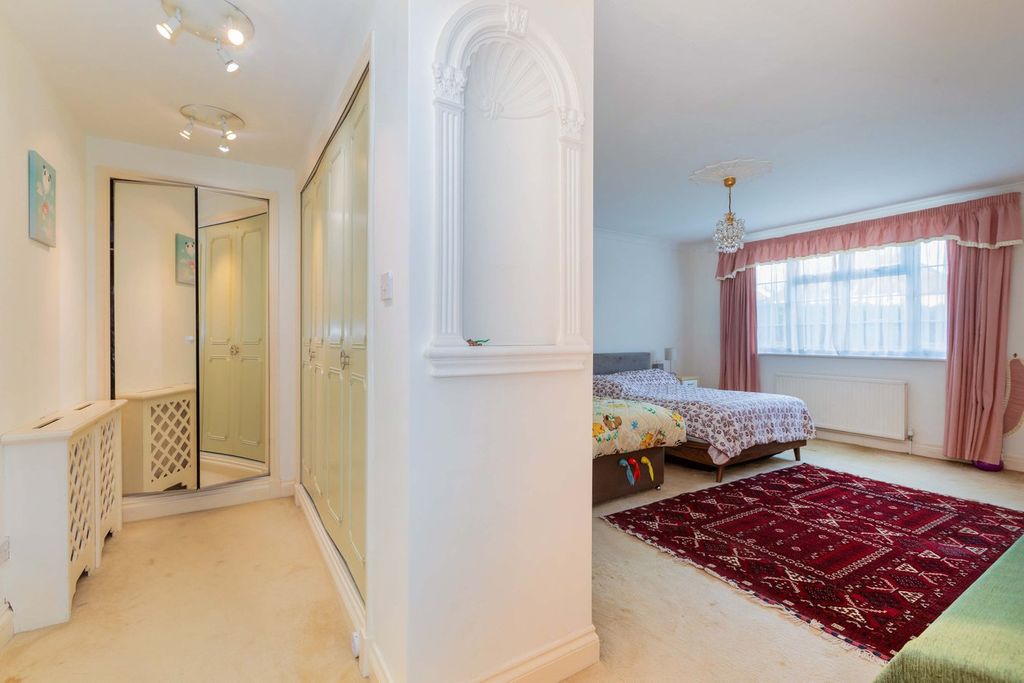 Additional image 11 of 3 bed flat for saleOak End Way, Gerrards Cross SL9