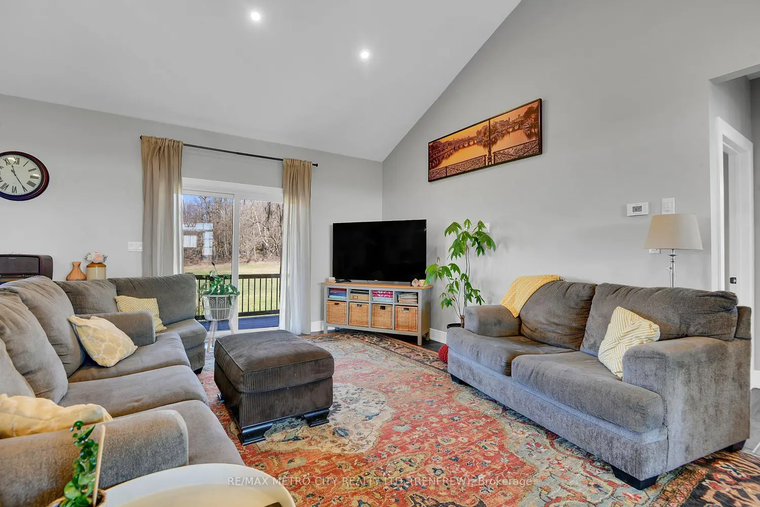 782 Bruce Street photo 4