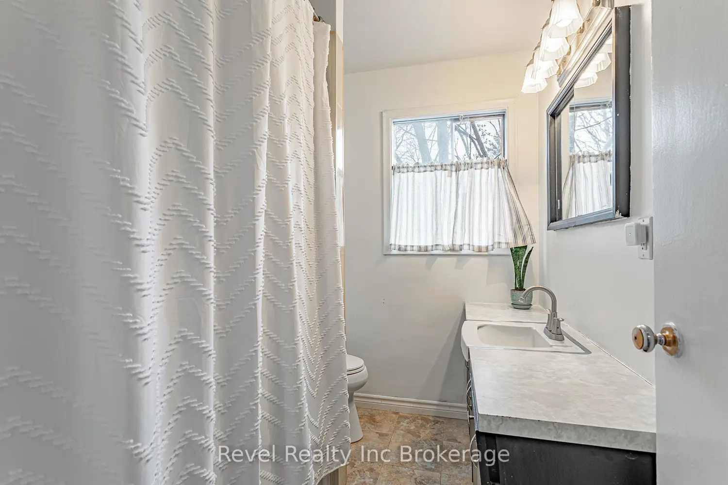 Additional image 8 of 19 Dufferin Street