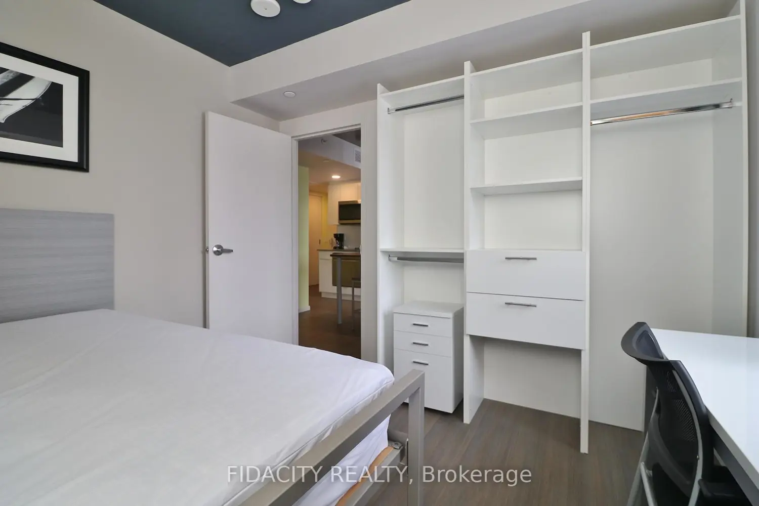 105 Champagne Avenue 919 photo 5