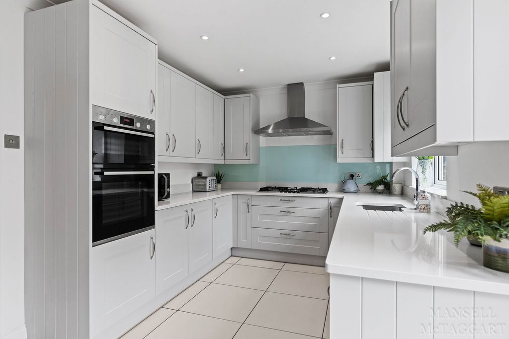 4 bed detached house for saleRiverside, Forest Row RH18 photo 2