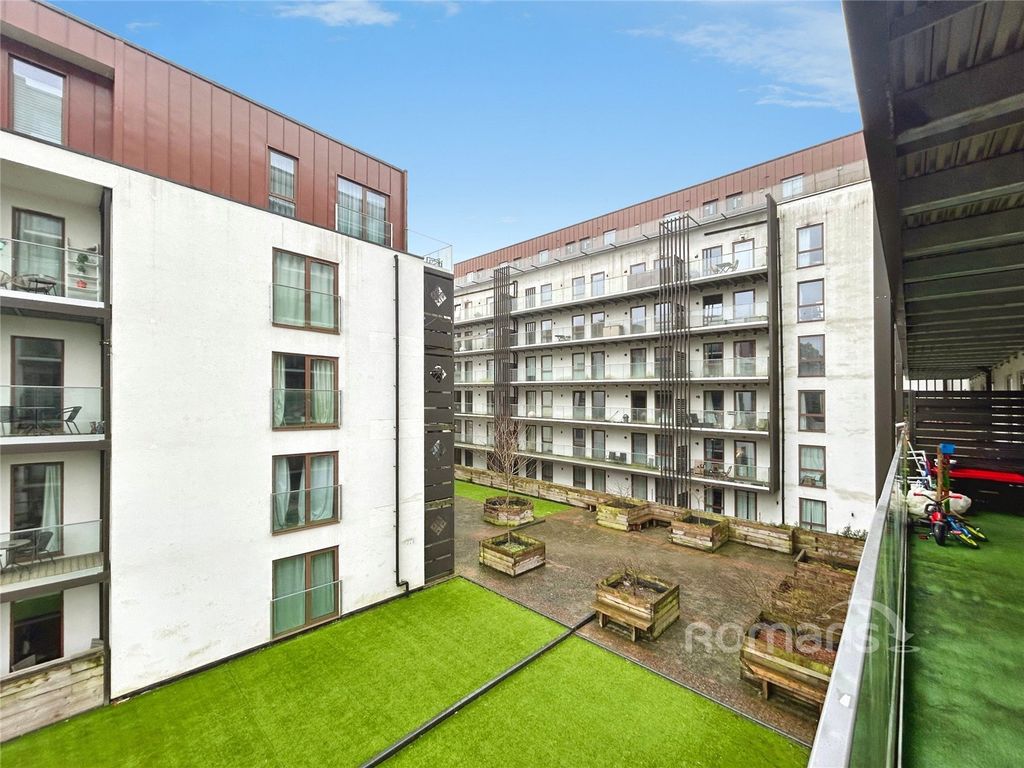 2 bed flat for saleFarnborough Road, Farnborough, Hampshire GU14