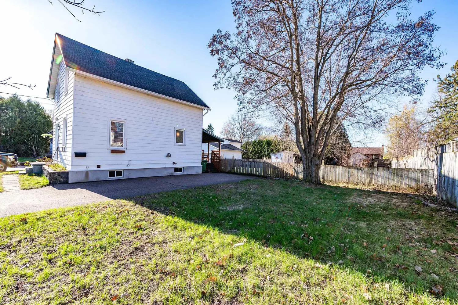 566 Perth Street photo 2