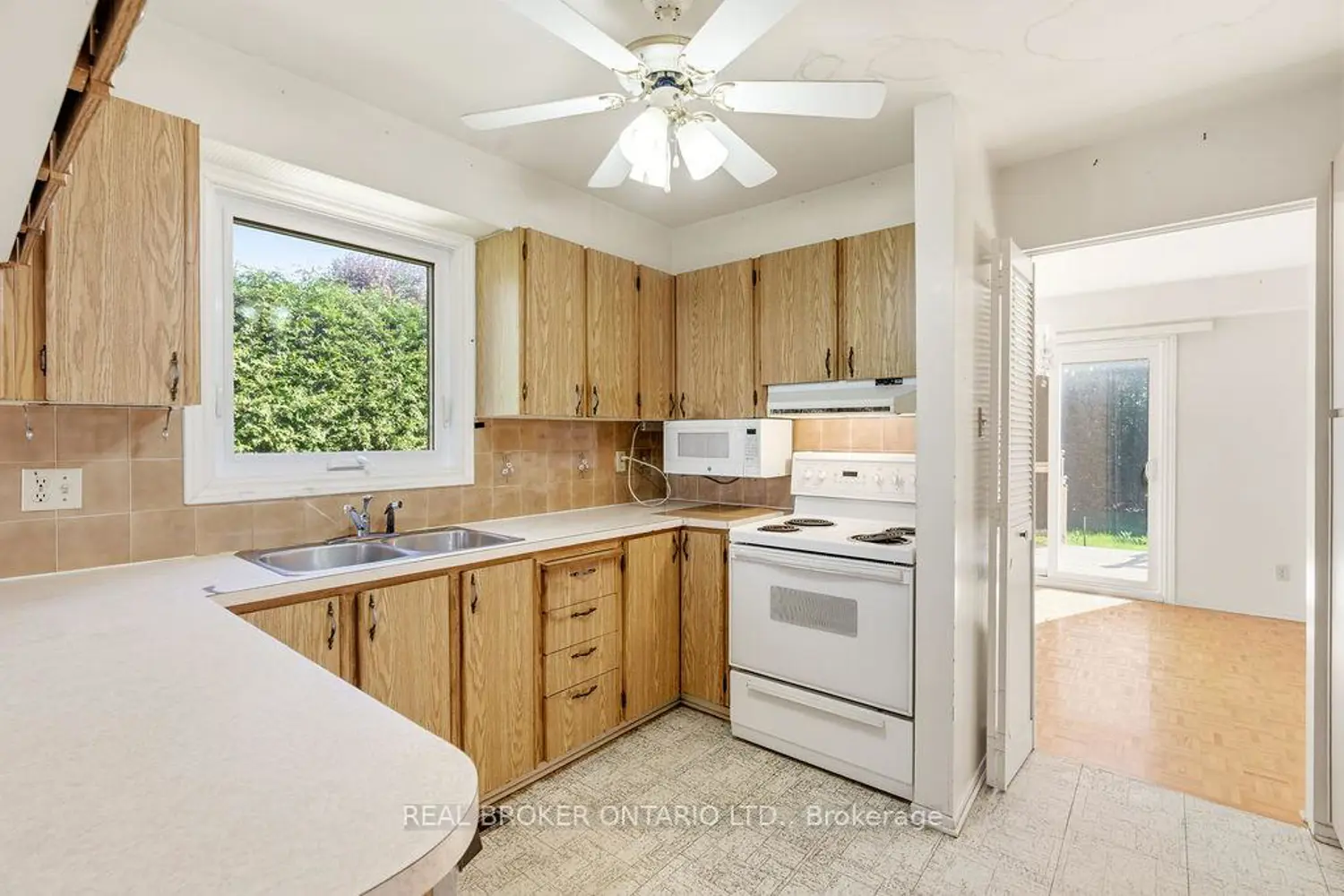 330 Fernleaf Crescent photo 5