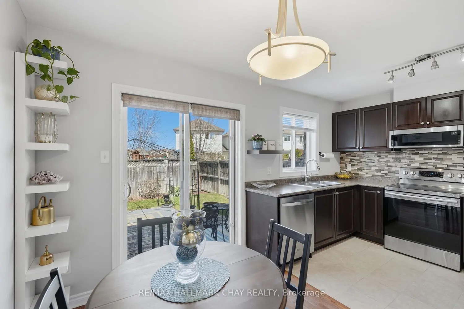 215 Banting Crescent photo 4
