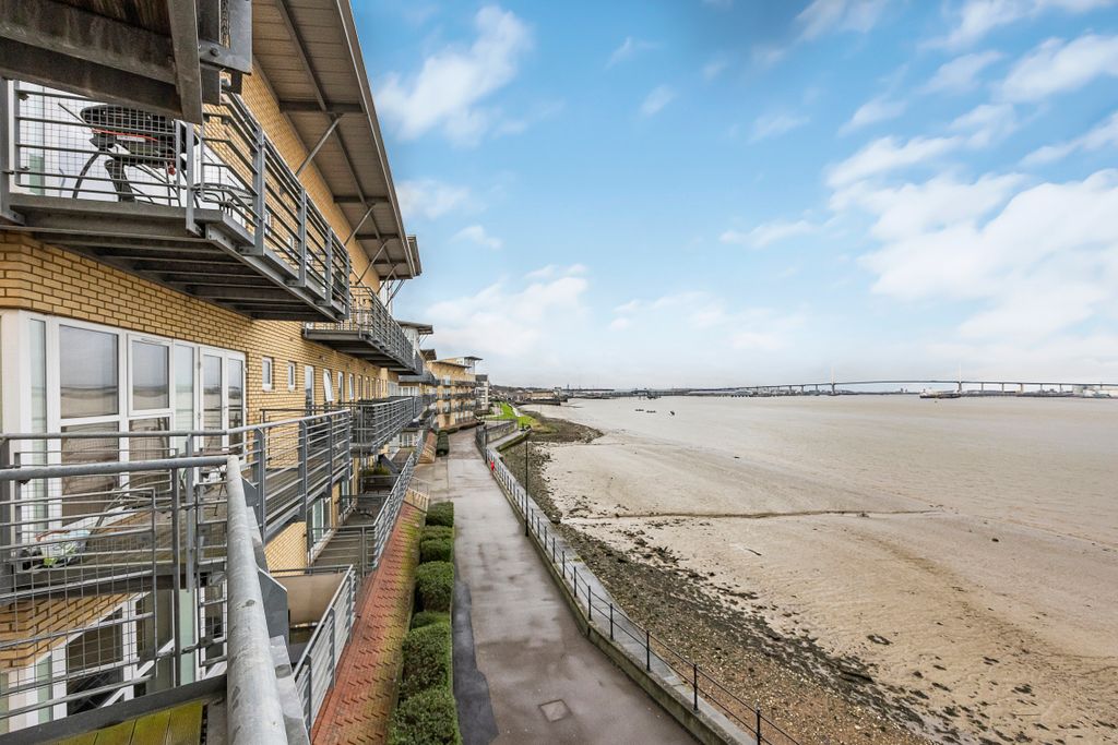 2 bed flat for saleCarmichael Avenue, Greenhithe DA9 photo 2