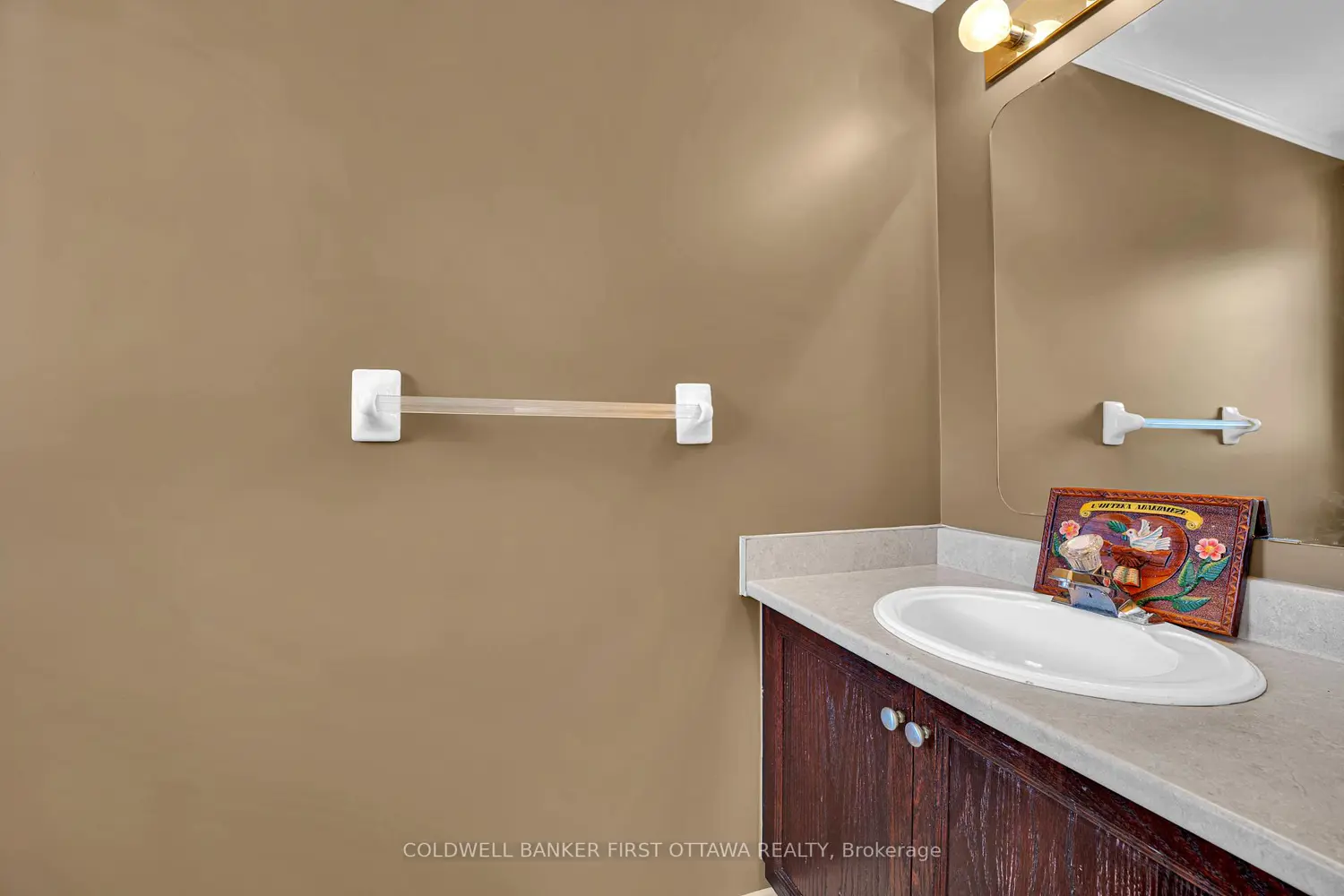 937 Markwick Crescent photo 2