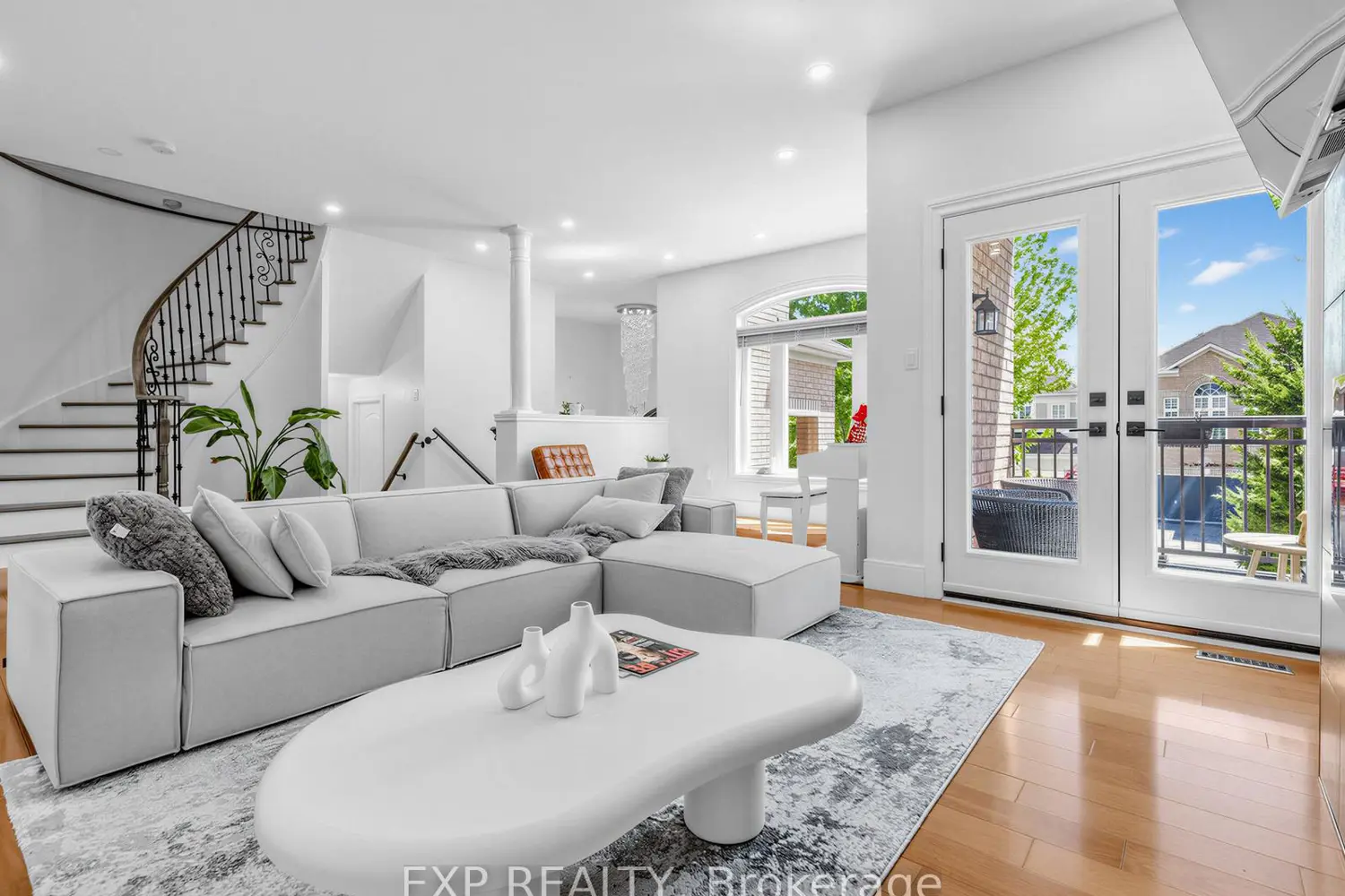 193 Fairlane Crescent photo 3