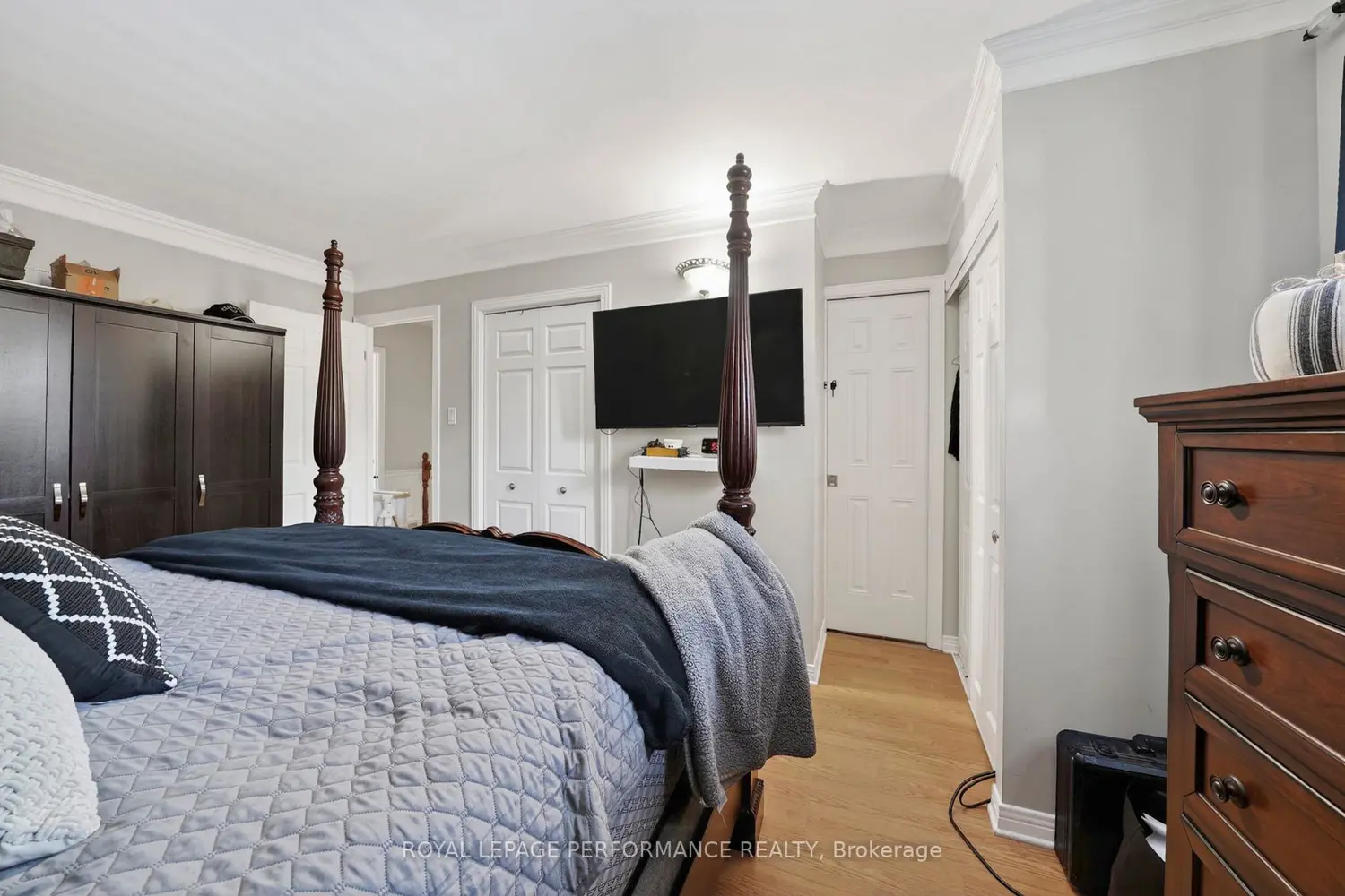 1321 Lochiel Street photo 3
